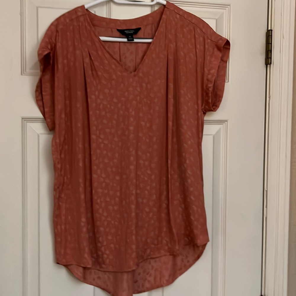 Women’s hi/low v neck blouse